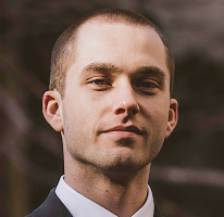 Portrait de Thomas Whitfield, expert en trading et analyste des marchés crypto